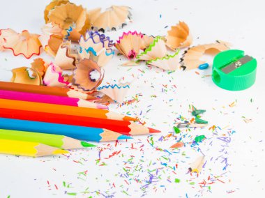 Beyaz arka plan üzerinde renkli kalem talaş ile renkli kalemler