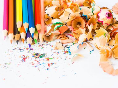 Beyaz arka plan üzerinde renkli kalem talaş ile renkli kalemler