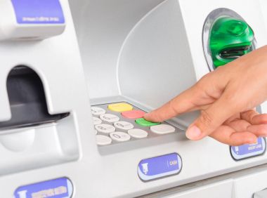 Close-Up kadın eli banka kartı bir Atm makinesi ekleme.