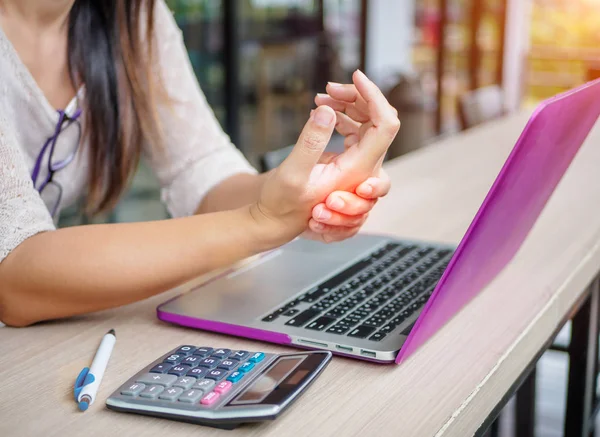 Bilgisayar kullanarak acı elini tutan Closeup kadın. Meslek hastalığı ile Office Sendromu el acı. — Stok fotoğraf