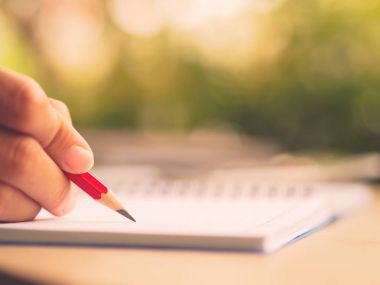 Hesap makinesi ile çalışmaya ve doğa yeşil kırmızı kalemle background.g yaprakları tutan el yumuşak odak retro kadın 