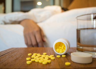 Depresyon kadın aşırı dozda hap sonra evde yatakta yatıyordu. Aşırı doz ve intihar kavramı.