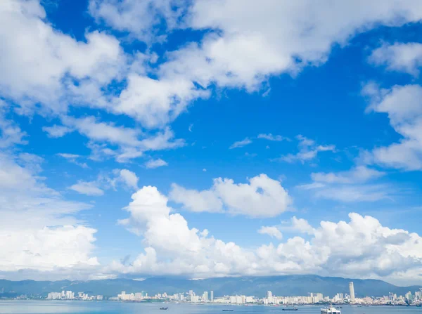 Foco suave de nuvens brancas fantásticas contra o céu azul no dia ensolarado sobre a Ilha Penang . — Fotografia de Stock