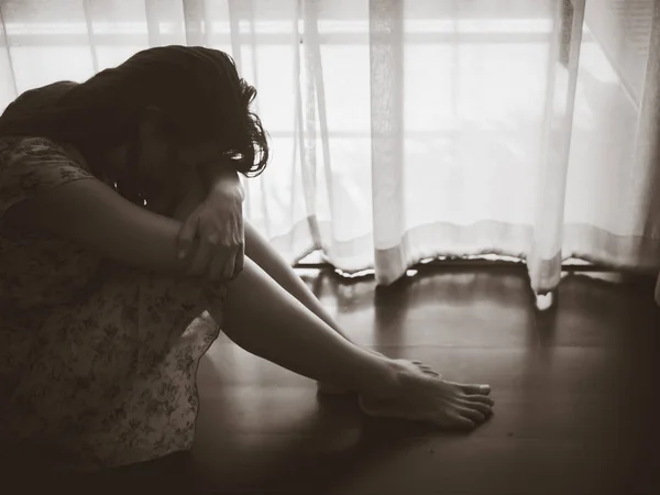 Closeup umutsuzluğa kadın kucakla onu diz ve tek başına otururken çığlık