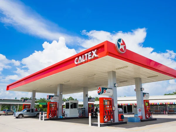 Trang, Tayland - 2 Eylül 2017: Caltex benzin istasyonu mavi gökyüzü arka plan. Caltex Chevron Corporation 60'tan fazla ülkede kullanılan bir petrol marka adı nedir.