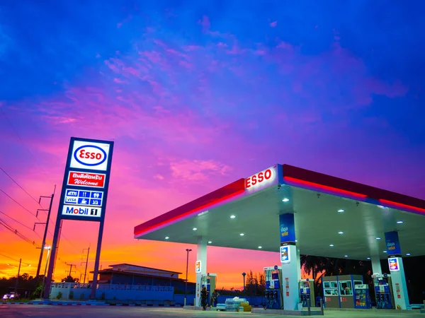 Krabi, Tailandia - 1 de septiembre de 2017: gasolinera ESSO. Estaciones de servicio y productos Esso incluyendo gasolina, diesel, aceite de motor, tarjetas de regalo, tarjetas de crédito y más —  Fotos de Stock