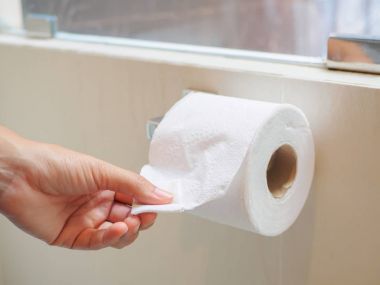 Beyaz dokudan doku toplama Closeup el rulo