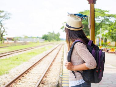Gezgin kadın yürüyüş ve beklediği tren demiryolu platformu. 