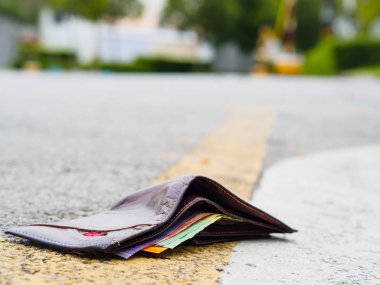 Kayıp deri cüzdan para ile damla yolda para kavramı, kopya alanı üst kaybetti.