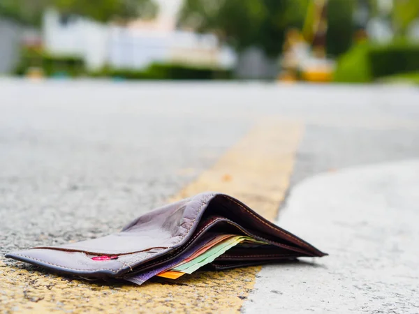 Kayıp deri cüzdan para ile damla yolda para kavramı, kopya alanı üst kaybetti.