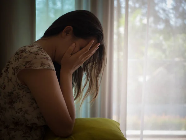 Closeup depressieve vrouw knuffel haar knie en huilen alleen zittend — Stockfoto