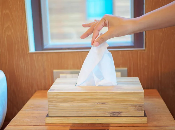 特写女性手摘白色的组织从纸巾盒. — 图库照片