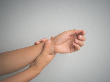 Sağlık kavramı. Bileğini tutan kadın yakın semptomatik Office Sendromu.