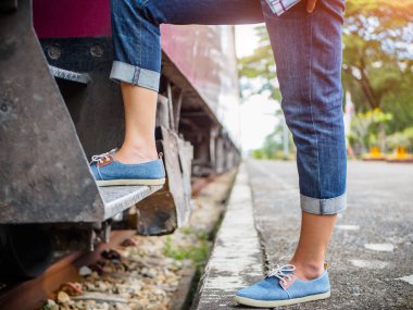 Yolcu treni basamaklarda sırt çantası ile güzel kadın
