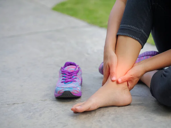 Jovem que sofre de uma lesão no tornozelo durante o exercício — Fotografia de Stock