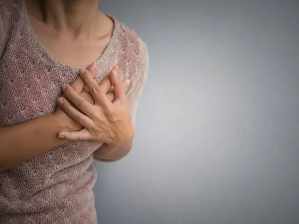 La mujer que tiene un dolor en el corazón se une. Atención médica y sanitaria — Foto de Stock