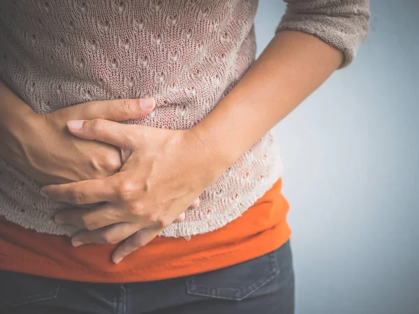 Jonge vrouw met pijnlijke buikpijn. Chronische gastritis. Buik opgeblazen gevoel concept. — Stockfoto