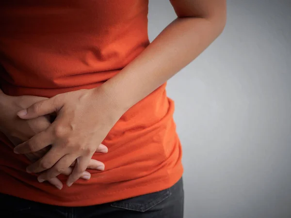 Mujer hermosa joven que tiene dolor de estómago.Gastritis crónica — Foto de Stock