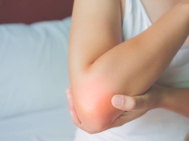 Mutsuz kadın acı hissi dirsek vasıl ev içinde acı. 