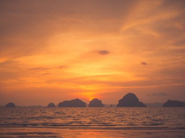 Denizin üzerinde güzel bir gün batımı.