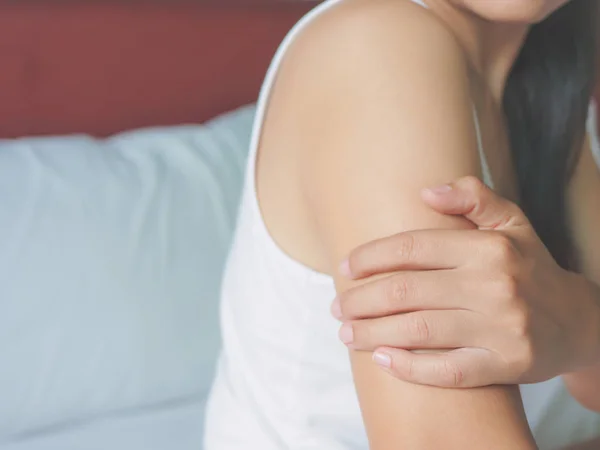 Несчастная женщина страдает от болей в мышцах рук — стоковое фото