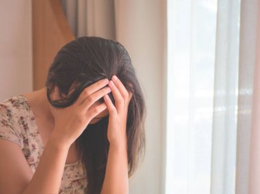 Portre rahat yerde otururken ağlayan kadın depresif.