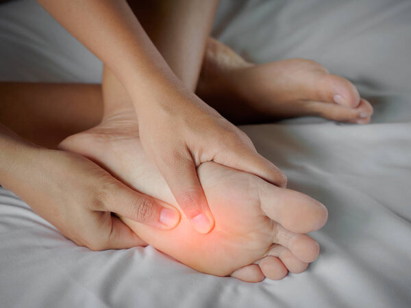 Крупный план молодая женщина чувствует боль в ноге у себя дома
. 