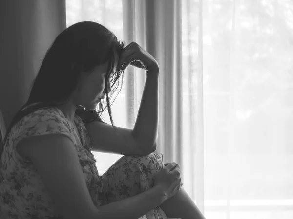 Closeup depressief vrouw huilen alleen zittend op de vloer. — Stockfoto