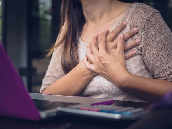 Nahaufnahme Frau mit Herzinfarkt. — Stockfoto