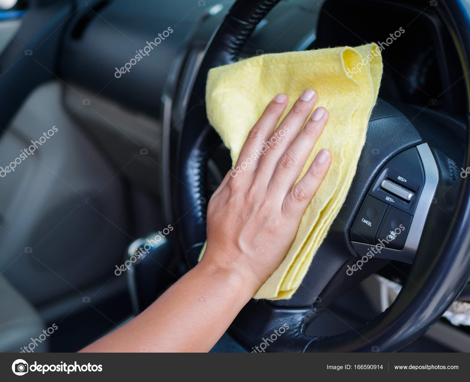 Hand reinigen interieur auto stuurwiel met een microfiber doek ... Hand reinigen interieur auto stuurwiel met een microfiber doek ...