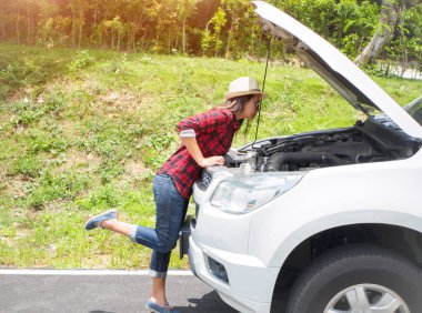 Aşağı kırma sonra onun araba motoru kontrol eğilerek kadın 