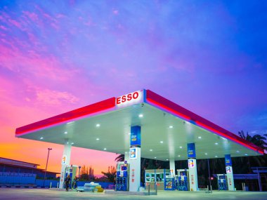 Esso benzin istasyonu.