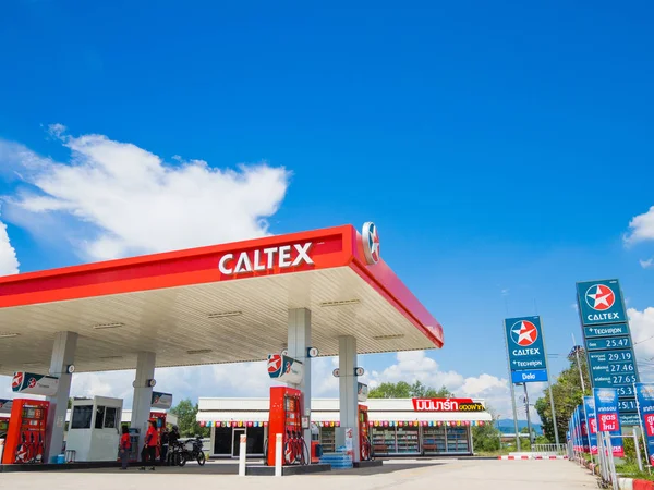 Caltex benzin istasyonu mavi gökyüzü arka plan. 