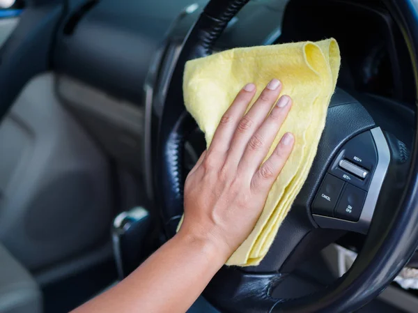 Limpieza de manos volante interior del coche con paño de microfibra . — Foto de Stock