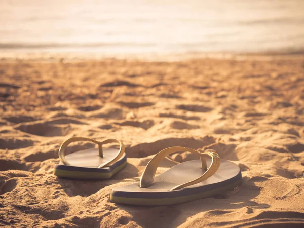 Beyaz kum plaj flip-flop çifti de yumuşak odak 