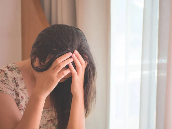 Fechar-se deprimida mulher chorando enquanto sentado sozinho no chão . — Fotografia de Stock