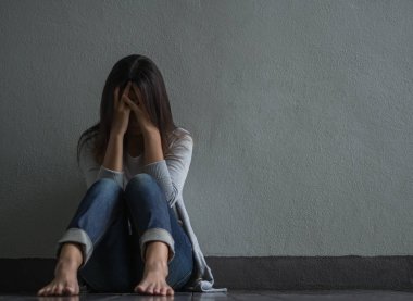 Üzgün kadın onu yüz ve çığlık boş bir odada tek başına oturmak kapalı.