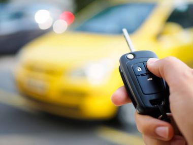 Uzaktan kumanda araba alarm sistemleri üzerinde el presleri.