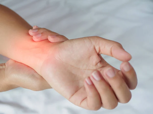Närbild kvinna massera hennes smärtsamma hand hemma. Hälso-och koncept. — Stockfoto