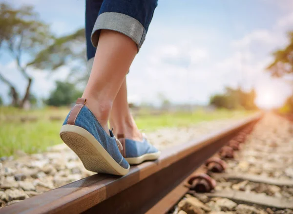 Demiryolu üzerinde yürüyen Closeup kadın. Seyahat ve adım kavramı. — Stok fotoğraf