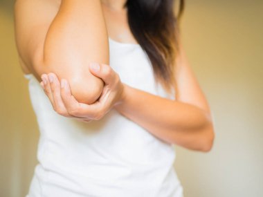 Closeup dişinin dirsek. Kol ağrısı ve yaralanma. Sağlık ve tıp kavramı.