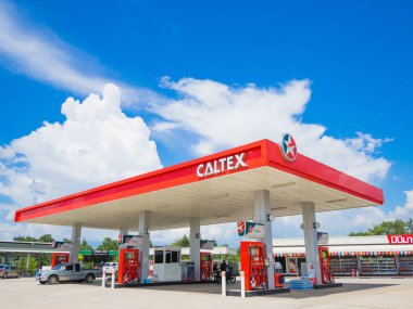  Caltex benzin istasyonu mavi gökyüzü arka plan.