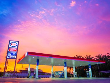 Esso benzin istasyonu. Esso benzin istasyonları ve benzin, dizel, motor yağı, hediye kartları, kredi kartları ve daha fazlası dahil olmak üzere ürünleri