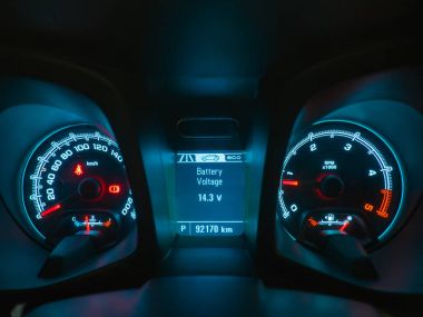 Bir konsolun hız göstergesi ve iç modern araba pil gerilim değeri ile atış yukarıya kapatmak.