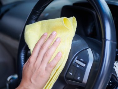 İç araba direksiyon simidi mikrofiber bezle temizlik el