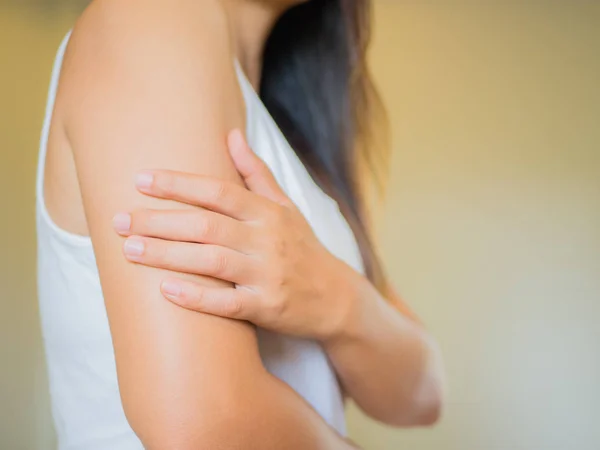 クローズ アップ女性の腕。腕の痛みやけが。ヘルスケアと医療の概念. — ストック写真