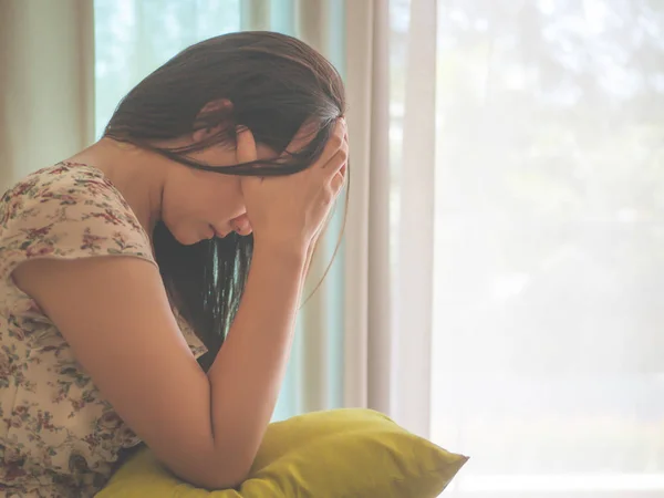 Närbild deprimerad kvinna gråter medan du sitter ensam på golvet. — Stockfoto