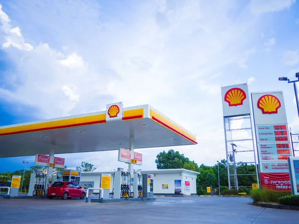 Shell benzin istasyonu mavi gökyüzü arka plan.