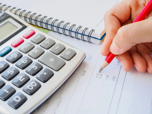 Abstracte geld besparen. Gesloten vrouw hand met behulp van de calculator met Opmerking boek en rood potlood op witte achtergrond. — Stockfoto