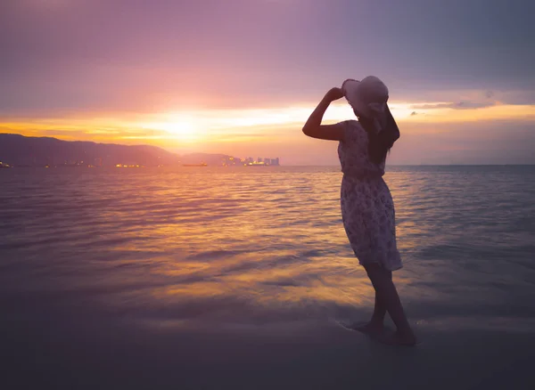 Siluet güçlü güven kadın açık silah güneşin altında 